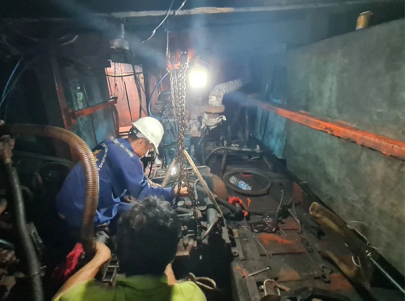 Nhân viên kỹ thuật Trung tâm Dịch vụ Hậu cần-Kỹ thuật đảo Trường Sa đang sửa máy tàu BĐ 985353TS.