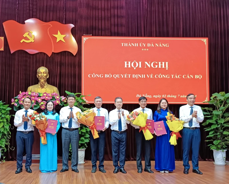Lãnh đạo thành phố Đà Nẵng tặng hoa chúc mừng các đồng chí vừa được điều động, phân công, bổ nhiệm. 