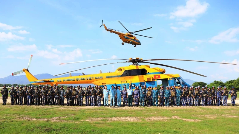 Cán bộ, chiến sĩ Lữ đoàn 101 với Lãnh đạo chỉ huy Trung đoàn 917 và phi đội bay thực hành huấn luyện đổ bộ đường không