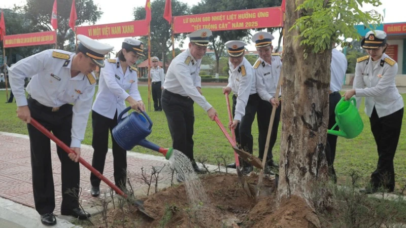 Lãnh đạo, chỉ huy Vùng 3 và cán bộ chiến sĩ chăm sóc cây cổ thụ, trồng thêm hoa, thảm cỏ phủ xanh doanh trại.
