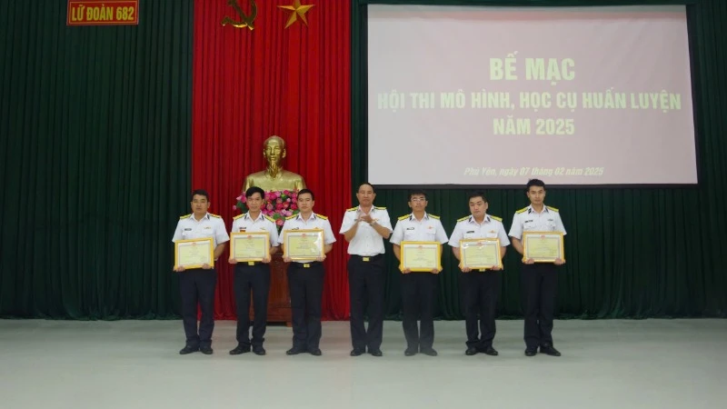 Trao giải cho các đội.