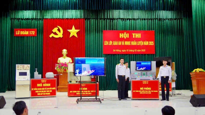 Đại diện các đơn vị thuyết minh sản phẩm tại Hội thi lên lớp, giáo án và mô hình học cụ huấn luyện năm 2025.
