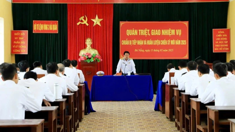 Đại tá Vũ Đình Hiển, Phó Tư lệnh, Tham mưu trưởng Vùng 3 Hải quân kết luận kiểm tra.