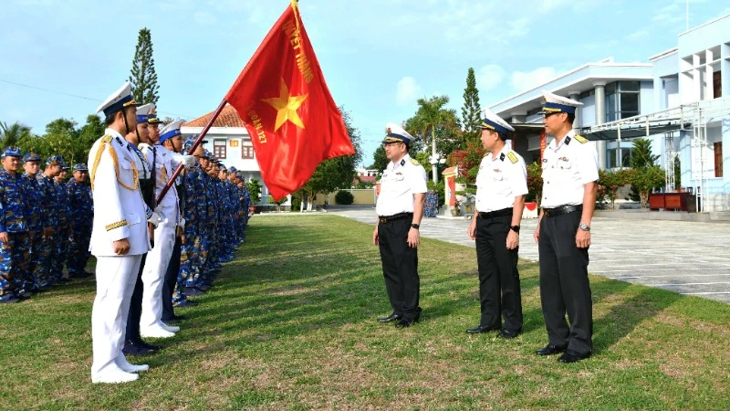Đại tá Trịnh Xuân Tùng và Đoàn công tác số 1 kiểm tra công tác luyện tập đội ngũ tại Lữ đoàn 127.