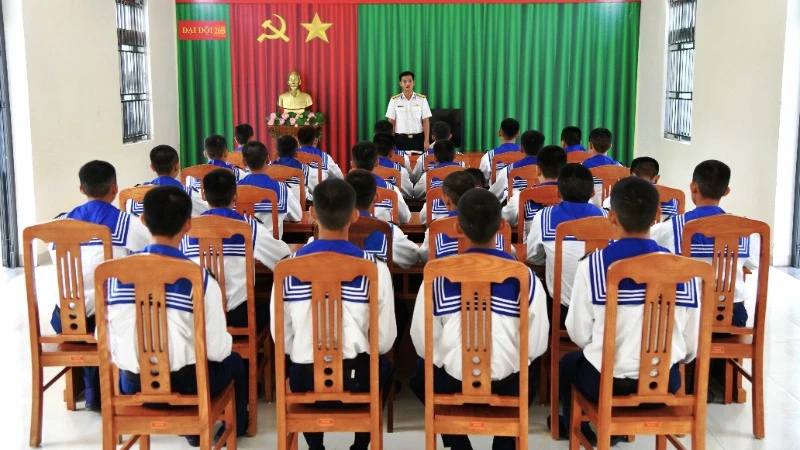 Chiến sĩ mới nghe chỉ huy đơn vị quán triệt các quy định của quân đội.