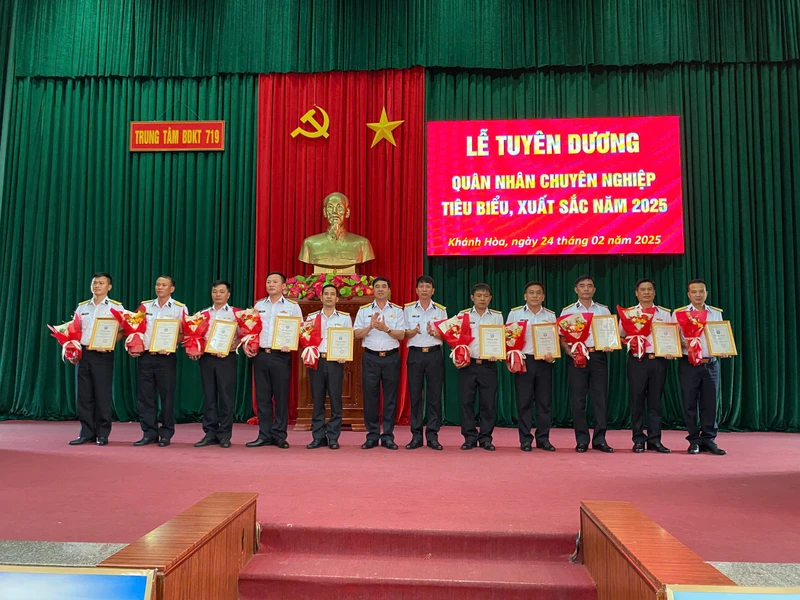 Tuyên dương quân nhân chuyên nghiệp xuất sắc. 