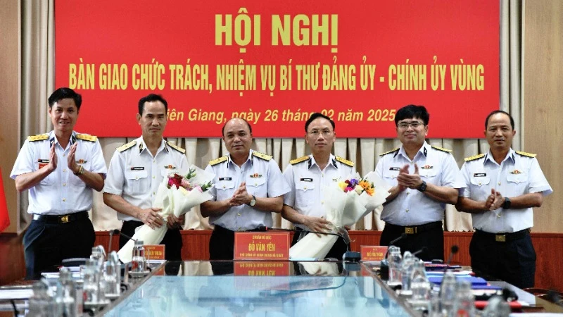 Thủ trưởng Bộ Tư lệnh Quân chủng Hải quân tặng hoa chúc mừng Chuẩn Đô đốc Nguyễn Hữu Thoan và Đại tá Ngô Văn Thành.