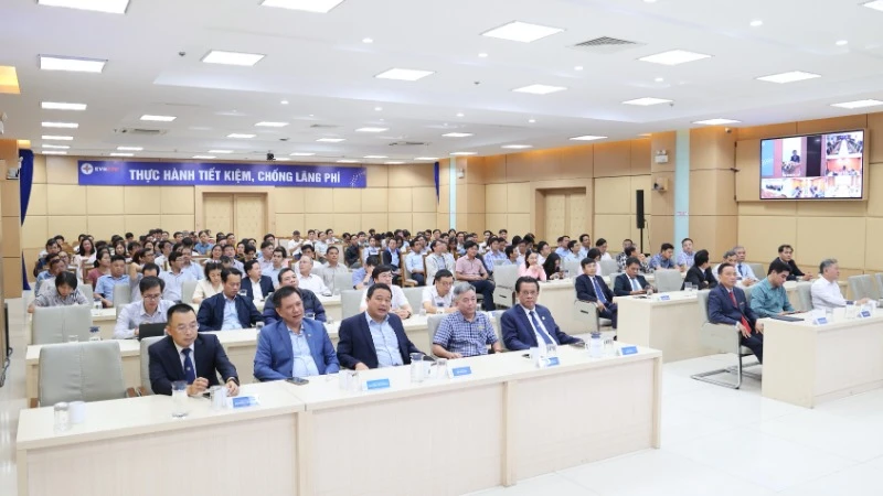 Hội nghị công bố Quyết định hợp nhất Ban Quản lý dự án Điện nông thôn miền trung và Ban Quản lý dự án Lưới điện miền trung.