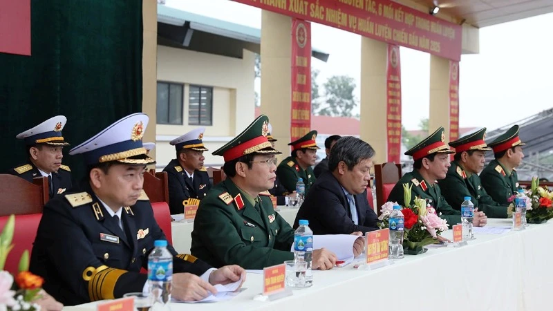 Đại tướng Nguyễn Tân Cương, Ủy viên Trung ương Đảng, Tổng Tham mưu trưởng Quân đội nhân dân Việt Nam, Thứ trưởng Quốc phòng; đồng chí Vũ Đại Thắng, Ủy viên Trung ương Đảng, Bí thư Tỉnh ủy cùng các đại biểu dự Lễ ra quân huấn luyện của Lữ đoàn 147, Vùng 1 Quân chủng Hải quân.
