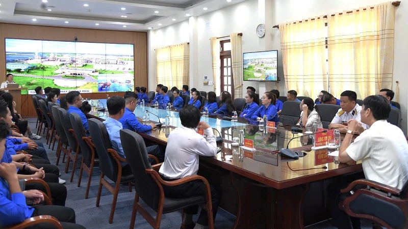Cán bộ, giảng viên, học viên Trường Chính trị Cà Mau nghe giới thiệu, tuyên truyền về biển đảo.