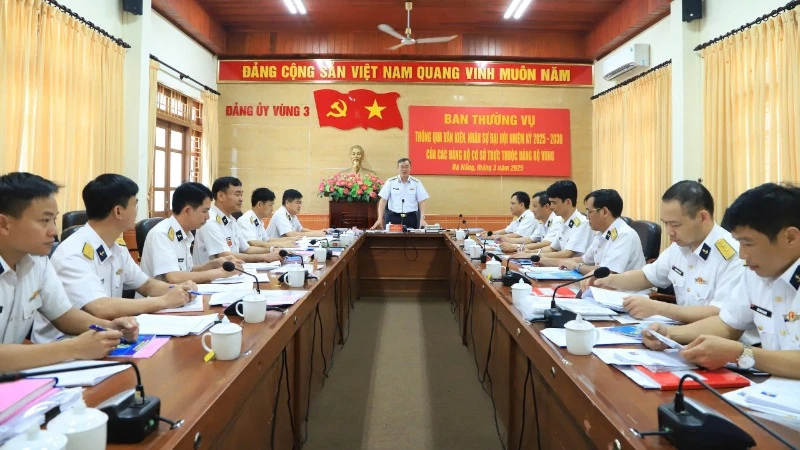 Chuẩn đô đốc Nguyễn Đăng Tiến, Bí thư Đảng ủy, Chính ủy Vùng 3 Hải quân phát biểu chỉ đạo tại hội nghị. 