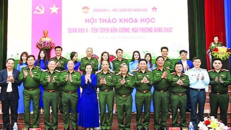 Các đại biểu dự hội thảo khoa học "Quân khu 4 - Tiền tuyến kiên cường, hậu phương vững chắc". (Ảnh TUẤN HUY)