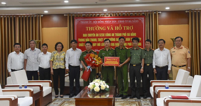 Thường trực Thành ủy Đà Nẵng, thăm, động viên lực lượng phá chuyên án ma tuý “khủng”. (Ảnh: ANH ĐÀO)