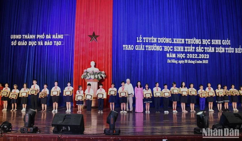 190 học sinh Đà Nẵng xuất sắc nhận Giải thưởng “Học sinh giỏi xuất sắc toàn diện tiêu biểu” năm học 2022-2023. (Ảnh: ANH ĐÀO)