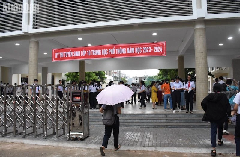 Đà Nẵng: Thí sinh đội mưa đi thi vào lớp 10. (Ảnh: ANH ĐÀO)