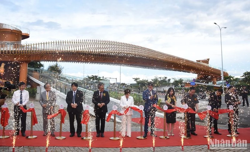 Các đại biểu cắt băng khánh thành cầu vượt đi bộ chiều nay (1/7). (ẢNH: ANH ĐÀO)