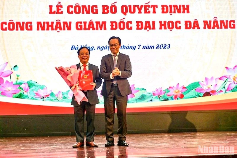PGS, TS Hoàng Minh Sơn-Thứ trưởng Giáo dục và Đào tạo trao Quyết định của Bộ trưởng Giáo dục và Đào tạo cho PGS, TS Nguyễn Ngọc Vũ. (Ảnh: ANH ĐÀO)