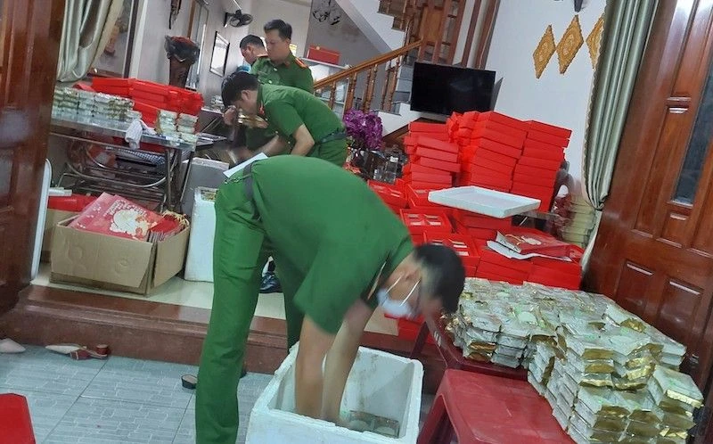 Toàn bộ số bánh trung thu này không rõ nguồn gốc xuất xứ. Ảnh V.Đ