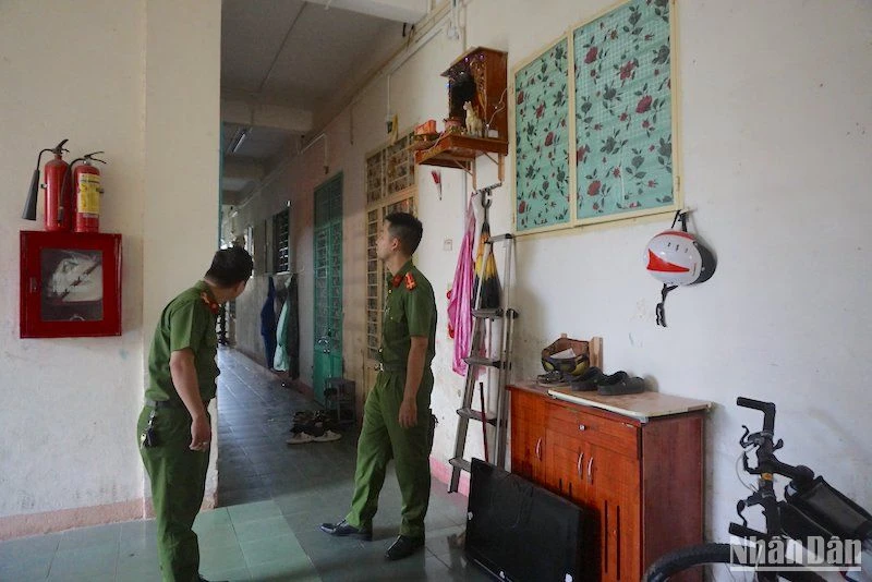 Đà Nẵng đồng loạt ra quân kiểm tra an toàn cháy nổ tại các khu chung cư, nhà cho thuê, nhà tập thể... (Ảnh: ANH ĐÀO)