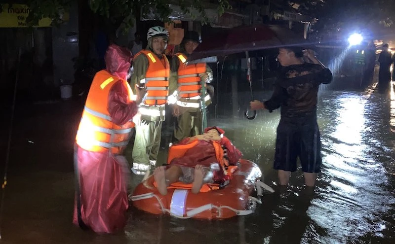 Lực lượng chức năng Đà Nẵng sơ tán dân vùng ngập lũ khu vực đường Mẹ Suốt.