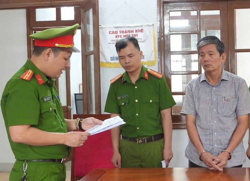 Cơ quan điều tra tống đạt quyết định khởi tố, bắt tạm giam Đinh Ngọc Bình. (Ảnh Công an cung cấp)