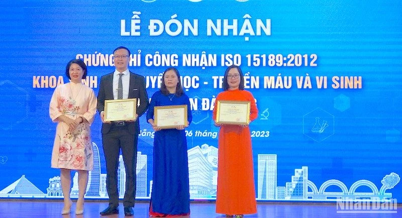 Bà Chu Thị Phương Lan, Phó Giám đốc Văn Phòng Công nhân năng lực đánh giá sự phù hợp về tiêu chuẩn chất lượng - AOSC trao Quyết định Chứng chỉ ISO 15189 2012 cho 3 khoa xét nghiệm.