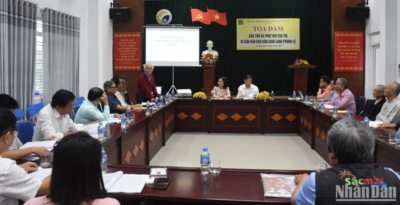 Nhà nghiên cứu Võ Văn Thắng trình bày tham luận tại tọa đàm. (Ảnh: ANH ĐÀO)