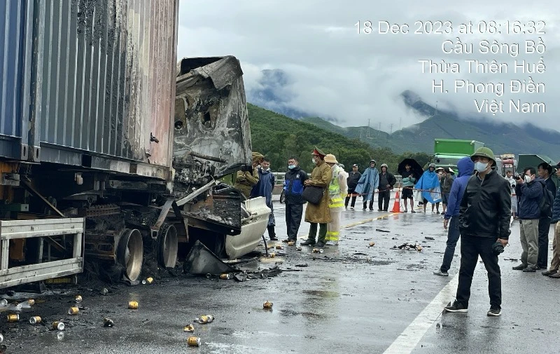 Cơ quan chức năng điều tra nguyên nhân vụ tai nạn, ảnh Công an cung cấp.