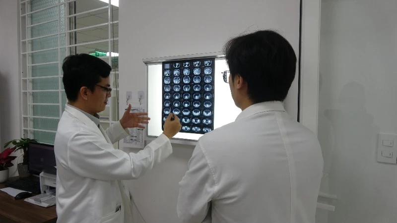 Các bác sĩ hội chẩn, phân tích tình trạng khối u của bệnh nhân trước giờ phẫu thuật. (Ảnh: ANH ĐÀO)