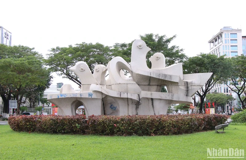 Tượng Đất lành chim đậu của nhà điêu khắc Phạm Văn Hạng, đặt tại khu vực công viên đường Trần Phú-Đống Đa- Như Nguyệt bị vẽ bậy. 