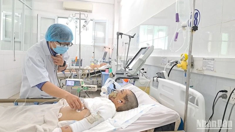 Bệnh viện Đà Nẵng liên tục tiếp nhận các ca chấn thương nặng do pháo nổ. Ảnh: ANH ĐÀO