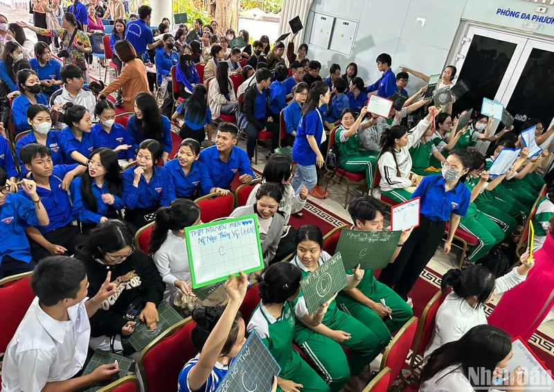 Sôi nổi Cuộc thi Rung chuông vàng “Thanh thiếu niên với Văn hóa đọc" tại chương trình chiều 27/2. Ảnh: ANH ĐÀO.