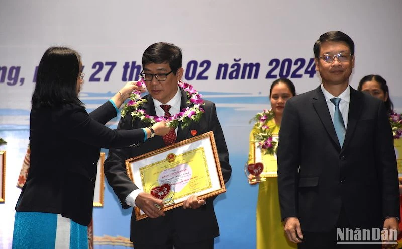 Các đồng chí: Nguyễn Thị Anh Thi, Phó Chủ tịch HĐND thành phố Đà Nẵng, Ngô Xuân Thắng, Chủ tịch Ủy ban Mặt trận Tổ quốc Việt Nam thành phố Đà Nẵng trao Giải thưởng “Tỏa sáng Blouse trắng” cho bác sĩ Nguyễn Hứa Quang, Trưởng Khoa Nội hô hấp - Miễn dịch dị ứng, Bệnh viện Đà Nẵng. Ảnh: ANH ĐÀO