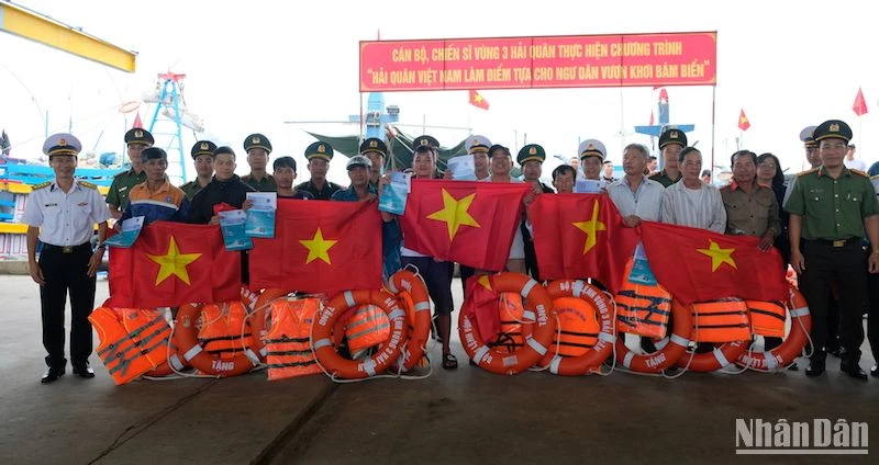 Bộ Tư lệnh Vùng 3 Hải quân tặng quà cho ngư dân miền trung, chiều 15/3. (Ảnh ANH ĐÀO)
