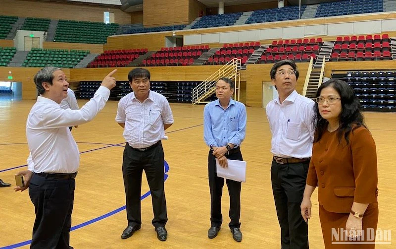 Bộ trưởng Giáo dục và Đào tạo Nguyễn Kim Sơn và đoàn công tác kiểm tra cơ sở vật chất tại Cung thể thao Tiên Sơn, sáng 22/3. (Ảnh: ANH ĐÀO)
