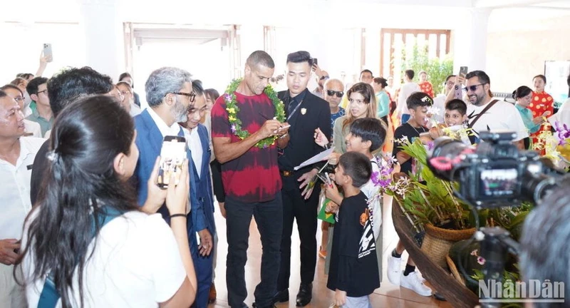 Quả Bóng Vàng 1999 Rivaldo đến Đà Nẵng chiều 26/4. (Ảnh: ANH ĐÀO)