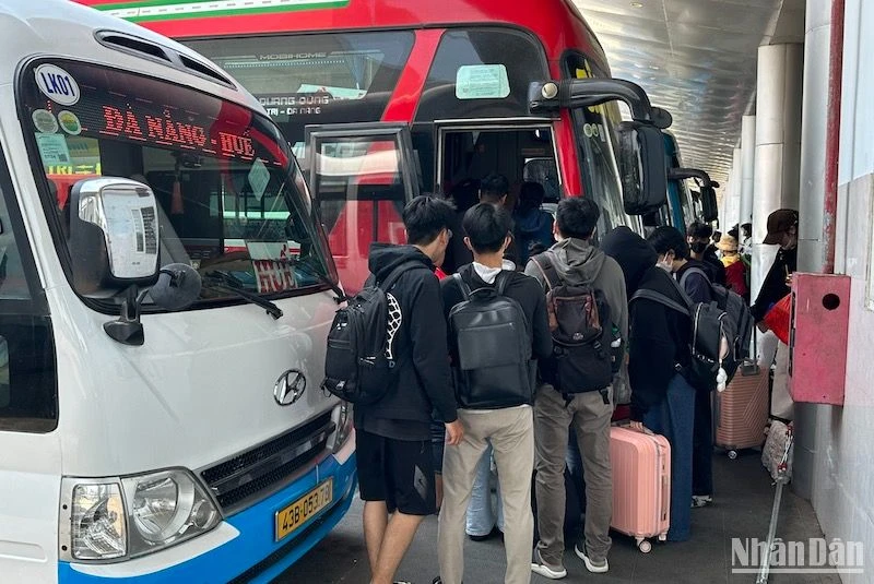 Người dân lên xe về quê tại Bến xe trung tâm TP Đà Nẵng trưa ngày 27/4. Ảnh ANH ĐÀO