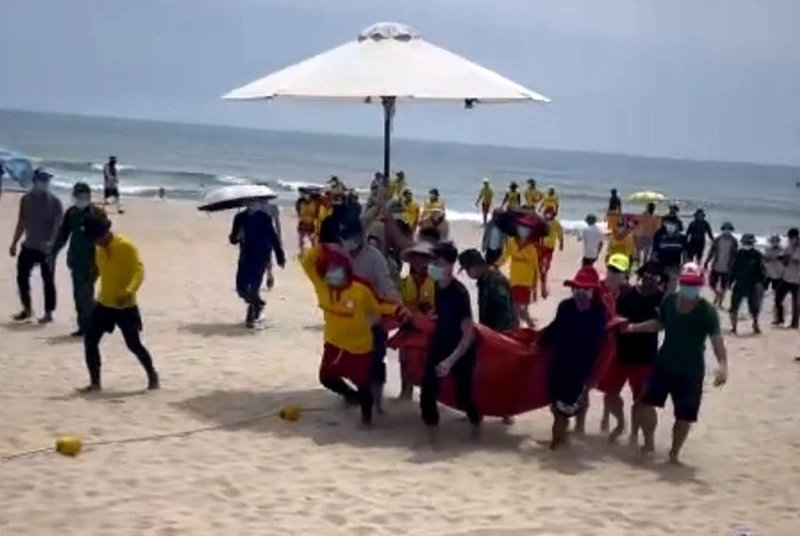 Lực lượng chức năng đưa thi thể nạn nhân lên bờ. Ảnh H.G
