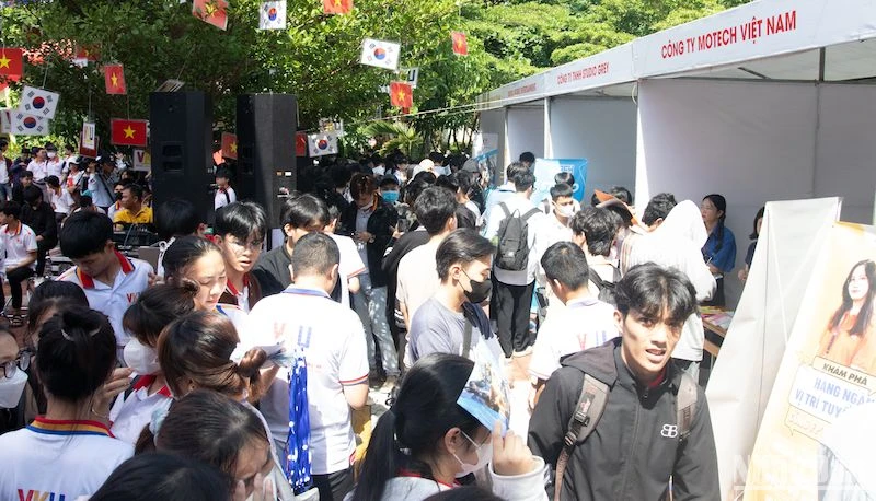 Sinh viên tìm hiểu cơ hội tuyển dụng việc làm tại Ngày hội tuyển dụng – VKU Job Fair 2024. (Ảnh ANH ĐÀO)