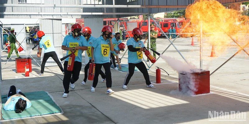 Hội thi nghiệp vụ chữa cháy và CNCH “Tổ liên gia an toàn PCCC” thành phố Đà Nẵng năm 2024. (Ảnh: ANH ĐÀO)
