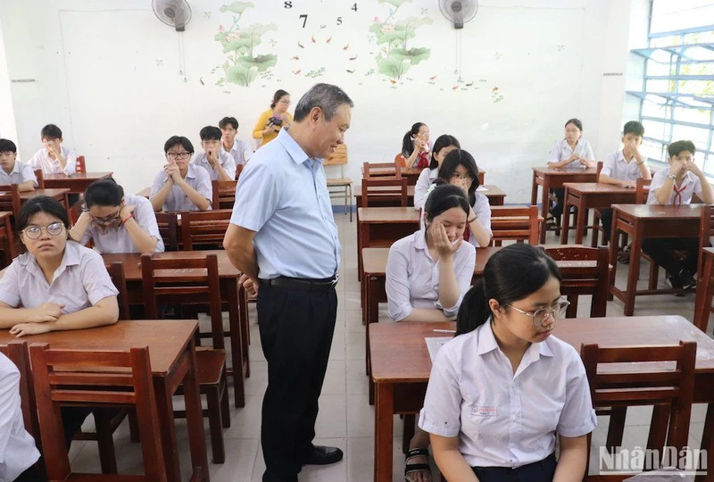 Ông Mai Tấn Linh, Phó Giám đốc Sở GD-ĐT TP Đà Nẵng thăm hỏi, động viên thí sinh ổn định tâm lý, vượt qua sự cố về sức khoẻ để làm bài thật tốt. (Ảnh ANH ĐÀO)