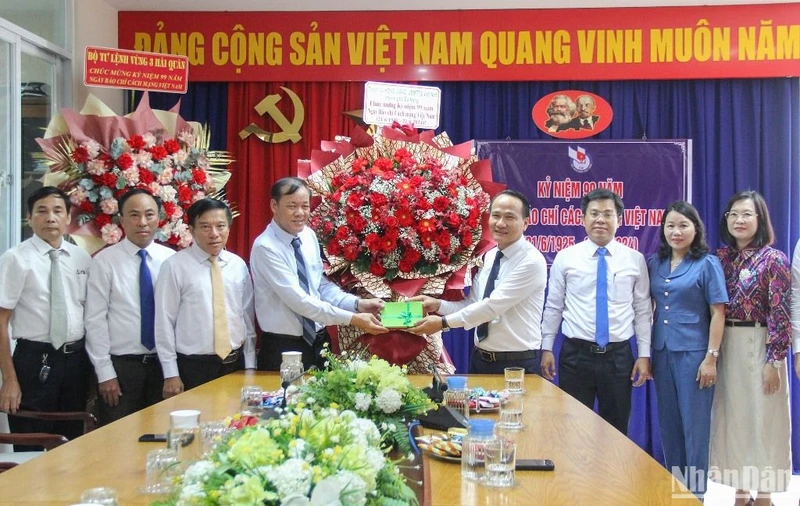 Phó Bí thư Thường trực Thành ủy, Trưởng ban Tổ chức Thành ủy Đà Nẵng Nguyễn Đình Vĩnh đến thăm, chúc mừng Cơ quan Thường trực Báo Nhân Dân tại Đà Nẵng. Ảnh ANH ĐÀO