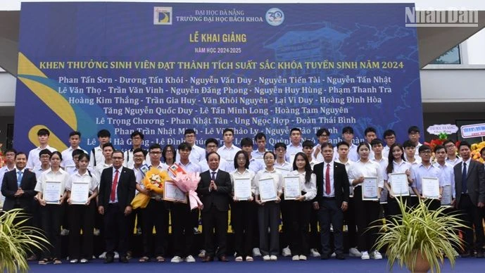 Trường Đại học Bách khoa - Đại học Đà Nẵng khen thưởng và trao học bổng cho các tân sinh viên, sáng 9/9. (Ảnh: ANH ĐÀO)