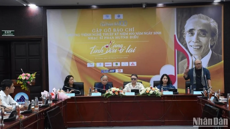 Nghệ sĩ Nhân dân Lê Thụy, Tổng đạo diễn chương trình nghệ thuật Nhạc sĩ Phan Huỳnh Điểu - Cùng tình yêu ở lại, chia sẻ thông tin tại buổi họp báo. (Ảnh: ANH ĐÀO)