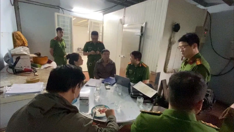 Lực lượng chức năng lấy mẫu sản phẩm. (Ảnh: Công an cung cấp)
