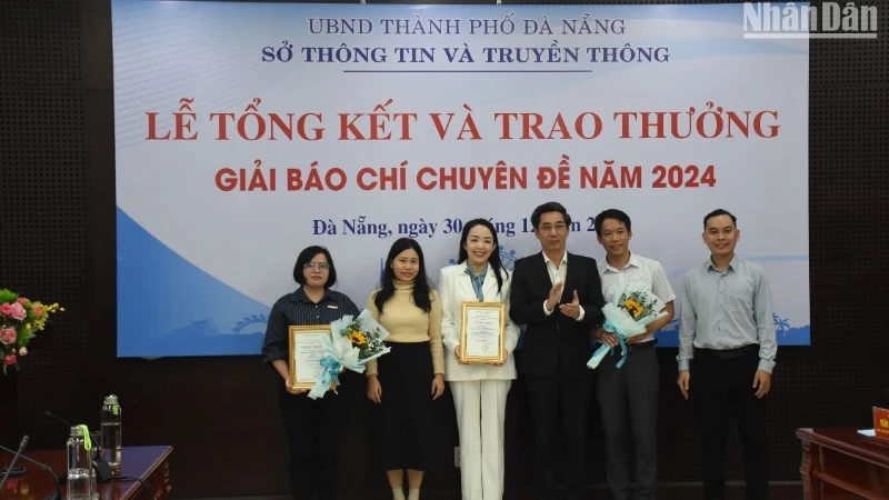 Phó chủ tịch Ủy ban nhân dân thành phố Đà Nẵng trao giải Nhất Giải Báo chí “Tuyên truyền về Chuyển đổi số của thành phố Đà Nẵng”cho tác giả và nhóm tác giả xuất sắc đạt giải. (Ảnh: ANH ĐÀO)