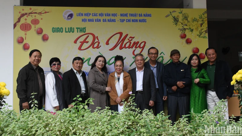Các văn nghệ sĩ Đà Nẵng chụp ảnh lưu niệm chiều ngày 11/3 tại Ngày thơ Nguyên tiêu Ất Tỵ 2025 “Đà Nẵng mùa xuân”. (Ảnh: ANH ĐÀO)