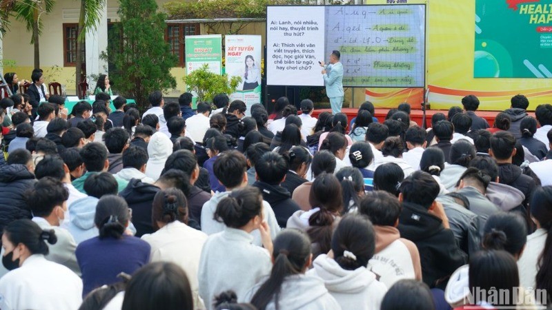 Hàng nghìn học sinh trung học phổ thông tại Đà Nẵng hào hứng với chương trình chăm sóc sức khỏe tinh thần 2025. (Ảnh: ANH ĐÀO)