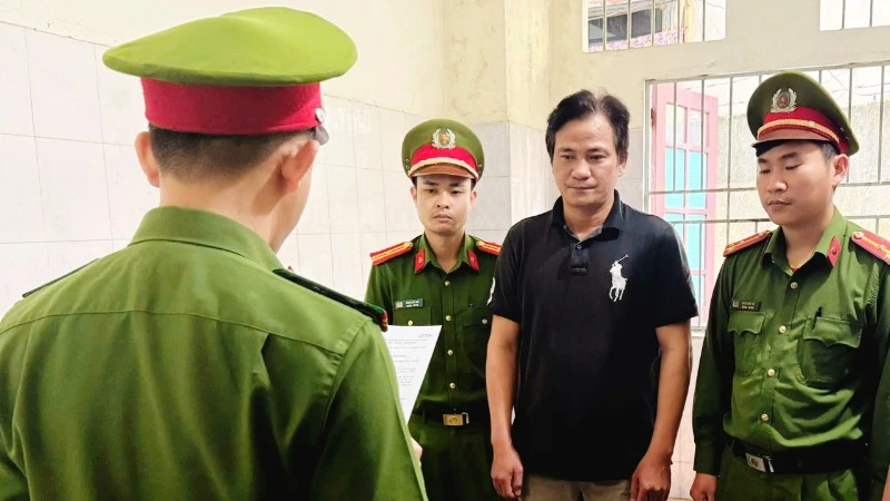 Cơ quan điều tra đã tống đạt quyết định khởi tố vụ án, khởi tố bị can và thực hiện lệnh bắt tạm giam đối với Nguyễn Mai Hà. (Ảnh: Công an cung cấp)