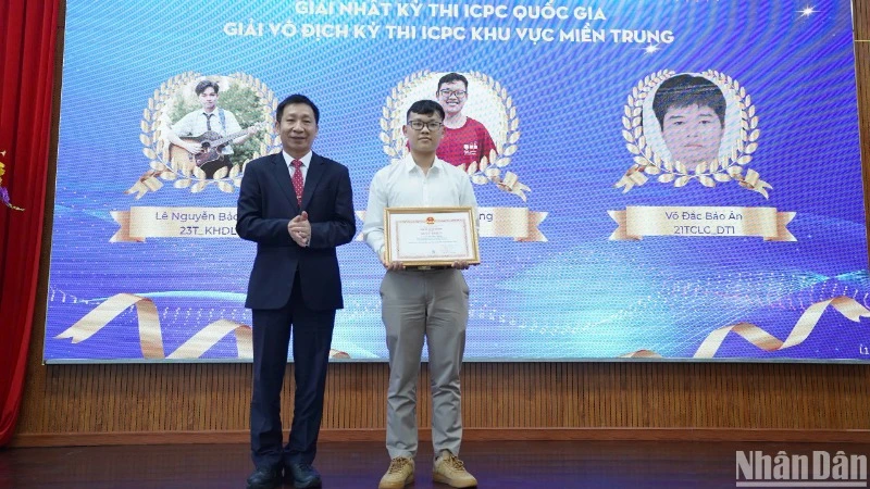 PGS,TS Lê Thành Bắc, Phó Giám đốc Đại học Đà Nẵng trao giấy khen cho đại diện nhóm sinh viên đạt giải tại cuộc thi cấp quốc tế. (Ảnh: ANH ĐÀO)